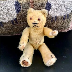Prim ANTIQUE Mohair Teddybear /  Stuffed with Straw / Jointed Limbs